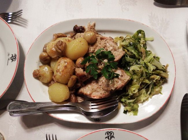 初めに登場したのは、「イベリコ豚のロースト」。<br />意外と思ったほどでもなく、<br />リスボンで食べた名も知れぬ「食堂」の黒豚の方が美味しかったなぁ～！