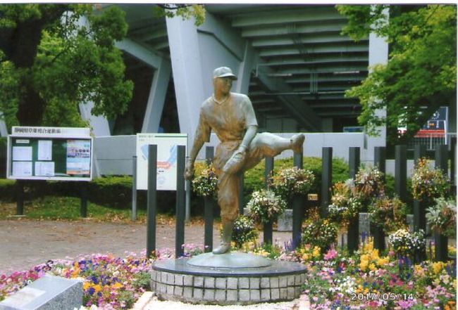 沢村栄治の像　<br /><br />この球場は別名「Sawamura Babe Ruth Memorial Stadium」と称している。