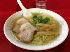 【中華料理 星龍軒】（閉店）

函館初日の昼食は、悠佑の選択により『星龍軒』です。

空港からレンタカーで、5月13日(土)の14時過ぎに到着。この時間でも店前には5～6人ほどの行列。14時半にはスープがなくなったようで、暖簾が下されました。ぎりぎりセーフ。

写真は、『星龍軒』の塩ラーメン。ひたすら懐かしく、あっさりとした風味。たった580円で味わえる幸せです。三つ葉がスープによく合います。いつまでも残して欲しい函館の味です。