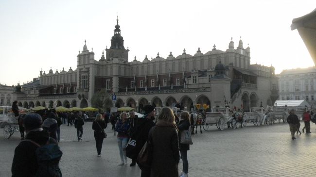 ホテル前の広場は日中はいつも<br />大勢の観光客が歩いている。<br />馬車がずらりと並んでいた。