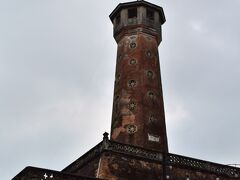 ハノイ3日目。
この日もホテルで朝食を済ませてから街歩き。
ヒルトン・ハノイオペラから軍事博物館までタクシーで行って、
確か40,000ドンちょっと。

お目当ては博物館…ではなく、このフラッグタワー。
ハノイ城の監視塔として1800年代に建てられて以降、
ほぼそのままの姿で残っていて、タンロン遺跡とセットで
世界遺産登録された場所。

このベトナム国旗がはためく姿を撮りたくて、博物館には入らず、
手前のレーニン公園をウロウロしながらやっと納得の一枚。