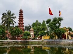 ホーチミン廟から歩いて30分。
やっと辿り着いた鎮国寺：Tran Quac Pagoda。
ハノイに来るきっかけとなった理由の一つが、このお寺の美しい写真を
ネットで見かけたこと。

その写真は茶色のパゴダがシンメトリーに水面に映った写真で、
一目惚れと言っても良いくらい惹かれるものがあったのです。

この日のハノイは残念ながら西湖の水も少なく日差しも弱くて、
その写真からは程遠いものとなりましたが、ハノイで最古の一つ、
鎮国寺は色彩も鮮やかな、実に美しい寺院でした。