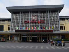 食後のコーヒーが終わったら、リベンジで再びハノイ駅まで
タクシーで戻ってきました。

駅舎を起点に駅前のチャンフンダオ通りをしばし南下します。
