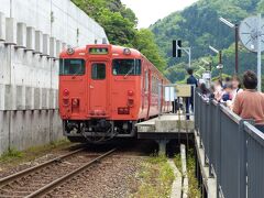 餘部駅に停車します。
思った以上に大勢のお客さんが下車します。