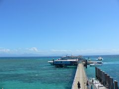 島へと続く一本道の桟橋。船上と違って海風が心地よい。