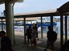 最初に上陸したのが石垣港です、両腕を上げた像は石垣島の英雄、具志堅用高の像です、判りますか。