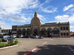 独立大通りの突き当りにある鉄道駅。現在鉄道は運行していないようです。駅舎内にはお店がいくつか入っていました。