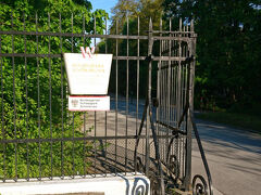 バス停：Stranitzkygasseで降りてストリート沿いに歩くと門が見えてきました！

この門をくぐると．．．