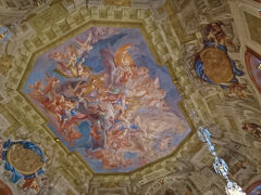 オペラ座のあとは71番トラムでベルヴェデーレ宮殿へ向かいます。

昨年も見ましたが、天井のフレスコ画が綺麗です。

騙し絵的になっているので見ていて楽しいです。