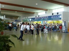 テンダーボートが着いたところは、石垣港の「具志堅用高」像のすぐ近く。
ここ石垣港離島ターミナル」は、石垣島から離島に行く手続きやレンタカーの手配ができる。出発前に東運輸の「石垣島一周観光バス」を予約しておいたので、この中にあるトラベルセンターで、支払い・乗車手続き。ここでの支払いはカードが使えるが、東運輸カウンターでの支払いはキャッシュでお願いします。とのこと。