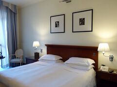 ナポリのホテルは「スターホテルズ・テルミナス（Starhotels Terminus)」です。ナポリ中央駅から信号を渡ってすぐのところにあります。最上階(6階)の部屋は天井が高く、ベランダもあり本当に快適でした。
