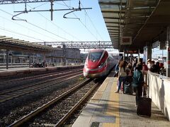 ローマ・ティブルティーナ（RomeTiburtina）駅で、高速鉄道フレッチャロッサに乗り換え、ナポリまで行きます。