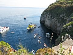 バスに乗ってGrotta Azzurraに到着！
バスの道のりはめちゃくちゃスリリングですが、絶景で面白い！
青の洞窟は断然、陸路をおすすめします～

