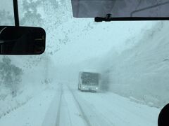 そう！ここが「雪の大谷」のようですが、すべてが白いのであまり実感がないような・・。