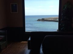 この日は強風でテラスではのんびり出来なそうだったので勝浦湾方面へ移動。室内からのんびり海を眺められるバンザイカフェへ。港横の小さな海岸ですがカフェの窓からは良い具合に海がトリミングされて良い眺めです。