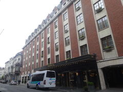 今日のお宿はブリュッセル中央駅からすぐのワ―ウィックホテル。本当は中央駅まで電車で来たかったのですが、4/29-5/1の3日間だけメンテナンスのため北駅―南駅間は運休とのことで、北駅で降りてタクシーを利用（タクシー代 9.6ユーロ）。