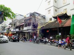 まずはホテルから5分のホアンキエム湖を目指す。似たような街並みに方向を見失うー。ホテルを出てさっそく湖の方向がわからない。フロントに戻り方向を聞き地図をもらう

目立つ高い建物もない
ベネチアの散策を思い出したり

早く道がわかるようにと少し焦る気持ち