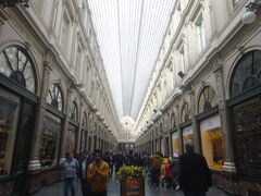 さあブリュッセルの街歩き開始。こちらはギャルリーサンチュベールというパサージュ。