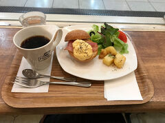 上野駅構内の
ハミングカフェで朝食