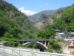 渓谷入り口（昇仙峡口バス停近く。長潭橋）

岩肌がみえてきました