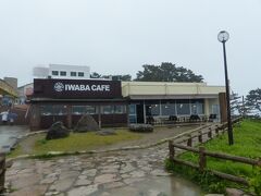 本当は、こちらの「IWABA CAFE」にも寄りたかったのですが、お店は“10時から夕陽が沈むまで”というイカした営業時間なのです！

まだ9時半。あと30分もこの嵐の中で待つことはできませんので写真だけ撮って帰ります。