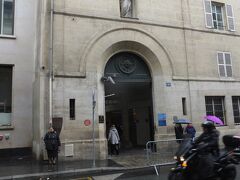 ロダン美術館をあとにして、メダイ教会に行きます。目的は奇跡のメダルを手に入れること。場所はボンマルシェの食品館の通り