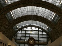 オルセー美術館は元は駅です。なんとなくヨーロッパの駅の面影が残っています。ガラスの天井が日本では見当たらない景色ですね。