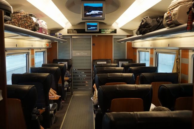 ビジネスクラスの座席は日本の新幹線のグランクラスの様に座席が１＋２です。<br />ドアの向こうは多分ファーストクラスラウンジ席。既に人が居たので入って撮影するのは遠慮しました。