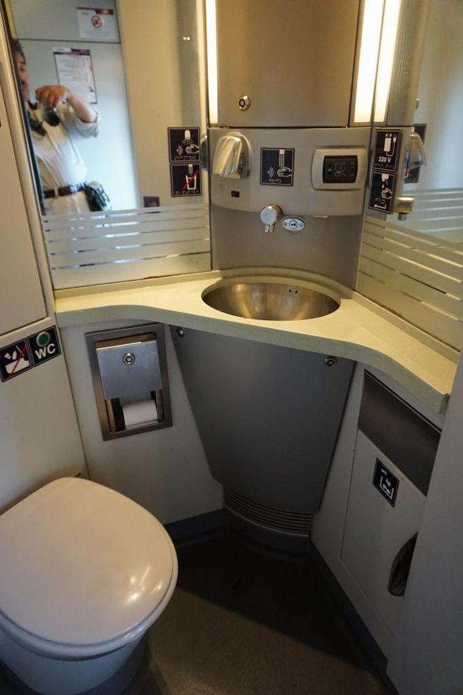 これが車内のトイレです。随分綺麗でした。