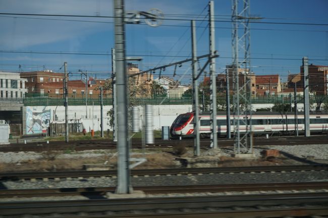 並行する線路を走る近郊線