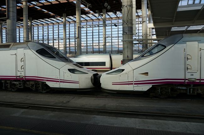 先端カバーを外して連結するのは日本の新幹線と同じですね。<br />あれっ！ロングノーズだけど少し形が違います。