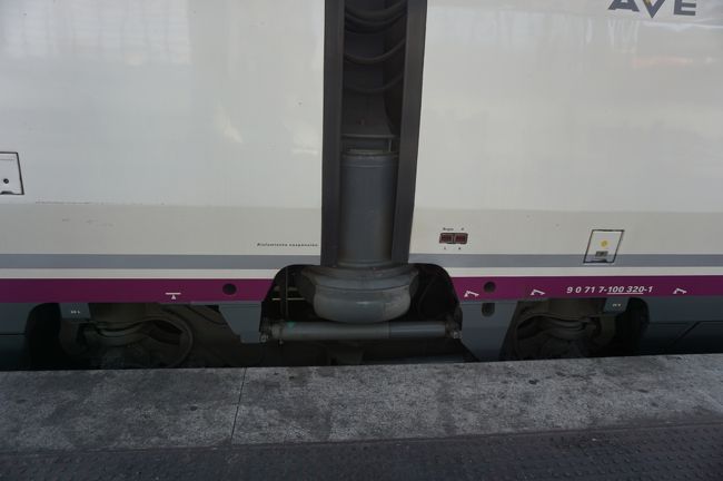 客車の連結部、日本とは違い連結部に台車があります。