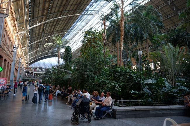 何だか列車に乗る人以外もくつろいで座っている様に見えます。