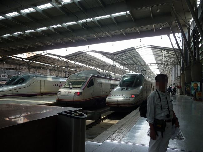 此処にも鼻の短い近郊線用車両が並んでいます。