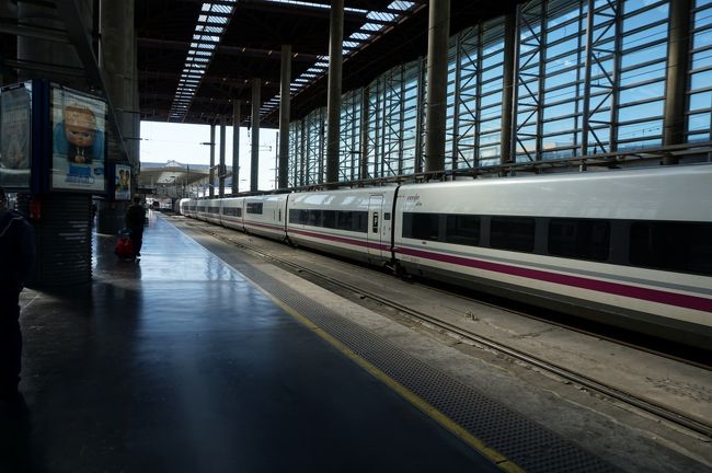 セマナサンタの休暇時期なので、編成が長い様です。