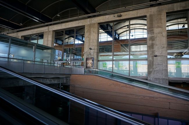 エスカレータで出口に向かいます。