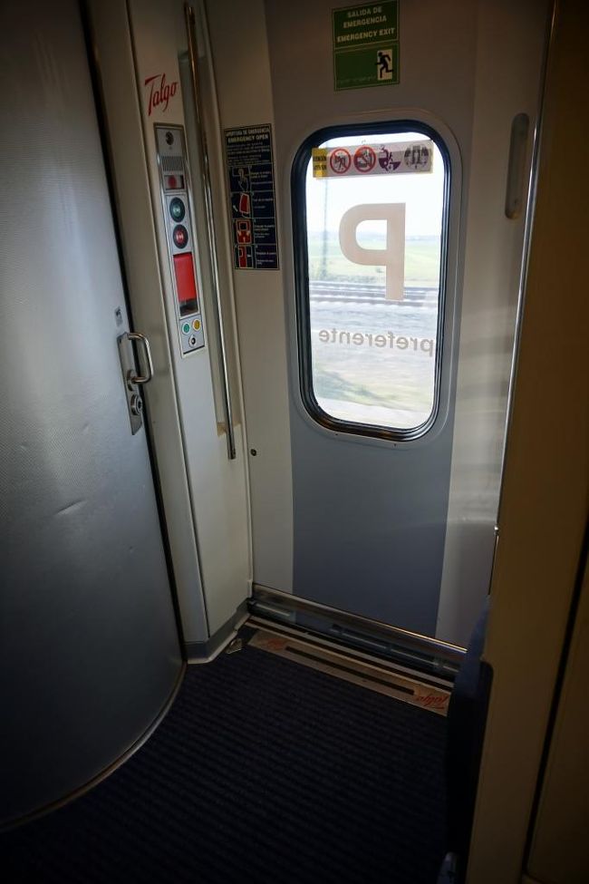 乗降口。<br />写真撮り忘れましたが、客車の入口脇にスーツケースなどを置く荷物スペースがあります。