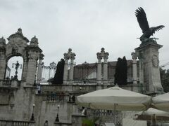 ブダペスト市街を左に見ながら王宮の方へ歩いて行く。
巨大な鷲の彫像がドナウ川の方向を睨んでいる。