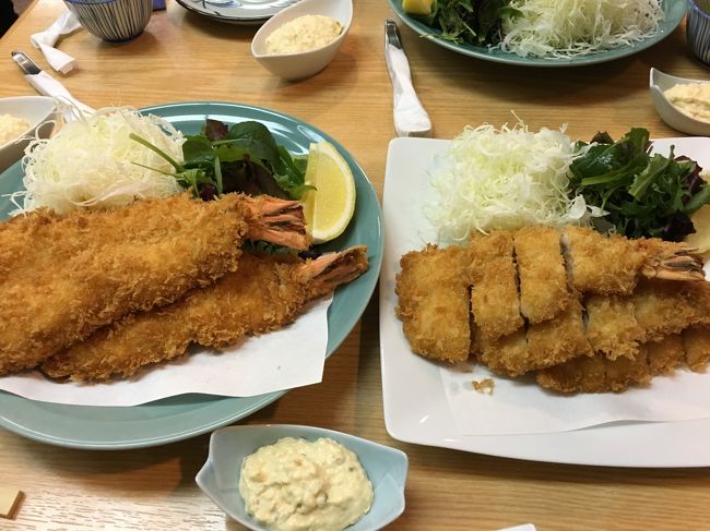 特大海老フライ定食と普通の海老フライ定食です。<br />おなかいっぱいに。詳細は口コミに。