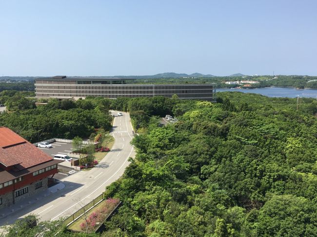 向こうに見えるは「ザ・ベイスイート」<br />この屋上庭園で首脳の皆様方の集合写真が撮影されたんだそうな！