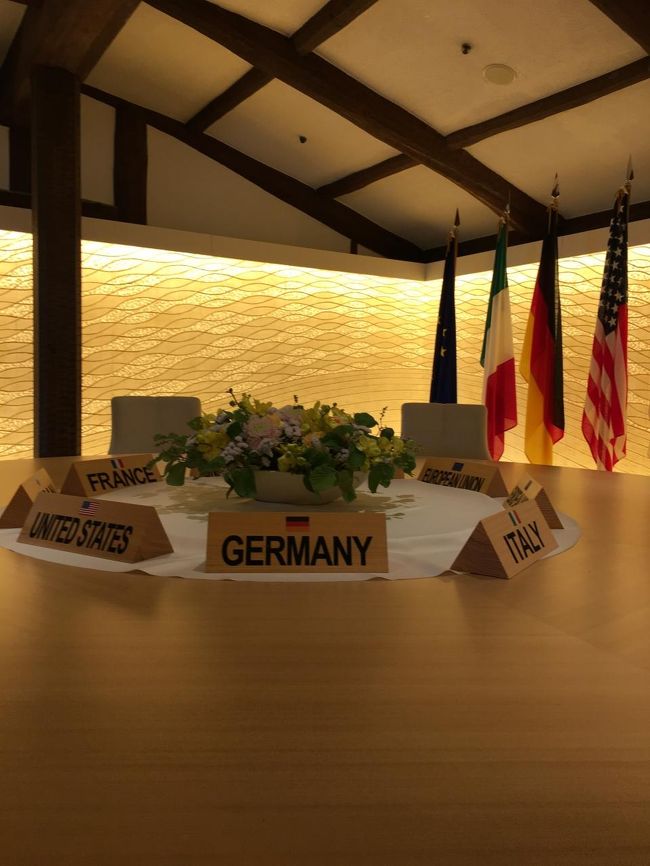 またしてもミーハー度ＵＰ！<br /><br />私はメルケルです～なんて言いながらもちろんドイツ席に座らせていただきました。