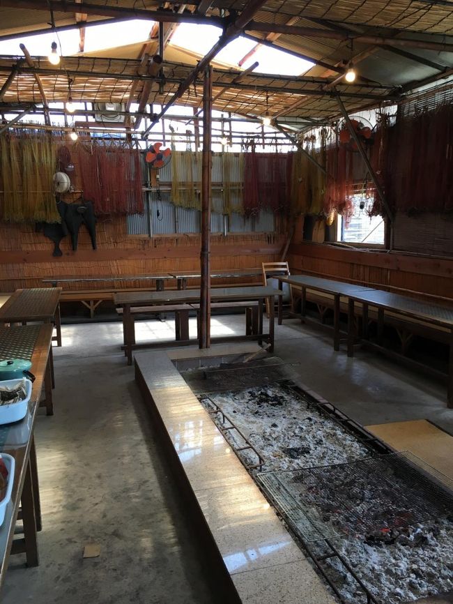 ランチをいただく小屋の中。<br />結構たくさん座れるみたいですね。<br /><br />私たちは貸切状態でしたけど。<br /><br />最近が外国人の方も多いそうです。サミットの時も同行してきた外国の方がたくさん見えたそうです。一番困ったのは予約時間に来ないことだとか…微妙に納得。