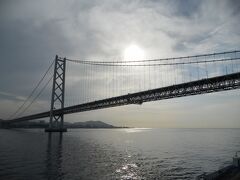 橋をくぐると逆光の明石海峡大橋

いい感じ。