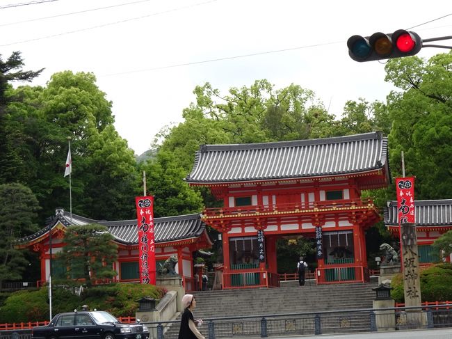八坂神社を見送り祇園四条通を歩きます。