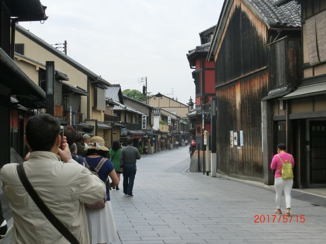 しかし・・・観光客が多くとてもにぎやか。街並みの雰囲気は良いのに少し残念(-&quot;-)<br />情緒を感じたいなら、もう少し夜の方が良いかもしれません。人通りも少なくなると思いますので。<br /><br /><br />