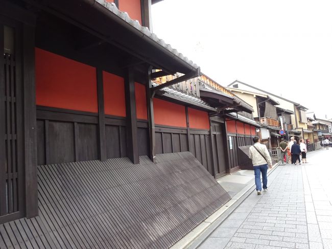 通り沿いはきれいな石畳の道。<br />いい雰囲気♪<br />