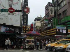 基隆夜市の入り口。
ここの夜市は夕方からではなく、お昼を過ぎるとポツリポツリと開店し始めるそう。お店ごとに屋台番号がついているので人に伝えやすいし探しやすいと思う。