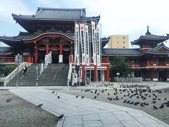 大須観音の近くの宿泊施設に泊まったため、まずは朝の散歩がてら参拝。朝8時台だったため、さすがに人はまばらで歩きやすい。一方で、鳩が大量に境内で休憩。人が近くを通っても全然動じない。名古屋の鳩もなかなかふてぶてしい。