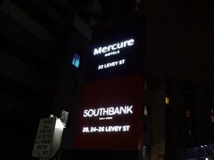今回のシドニー滞在のホテルは、空港近くにあるメルキュールシドニーインターナショナルエアポート。空港から7AUDのシャトルバスを使って10分ほどで着きました。