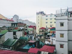 ハノイ2日目

4/21（土）くもり

早朝にスコールがあった
そのせいか朝は涼しく21度くらい